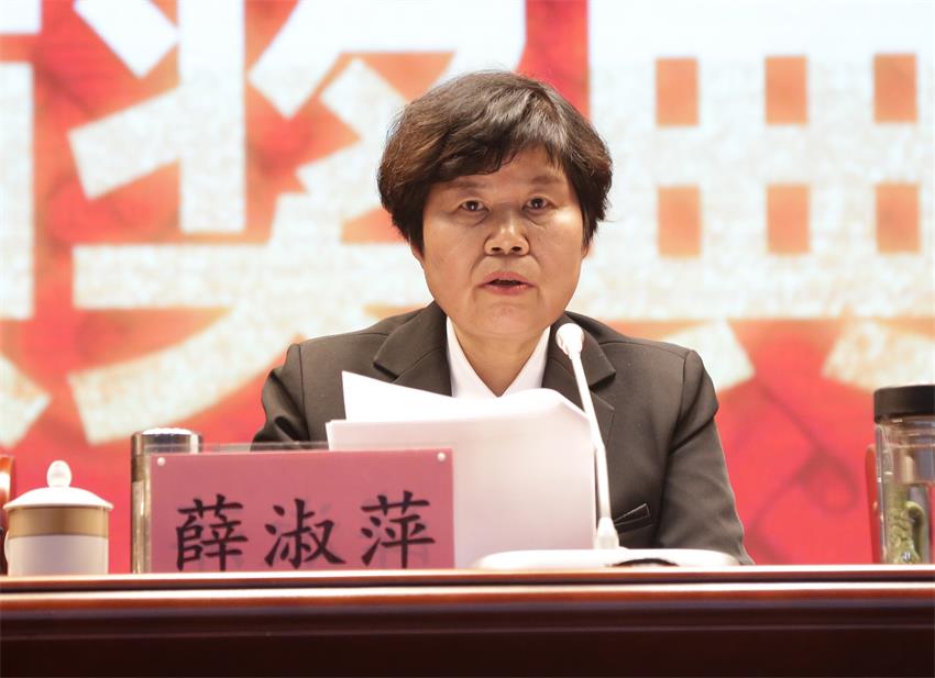 集團黨委常委、徐州市樹恩中學總校長薛淑萍同志宣讀表彰決定