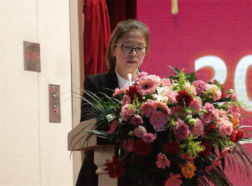 集團執(zhí)行總裁、江蘇南佛園林公司總經(jīng)理石偉偉同志宣讀人事任免決定
