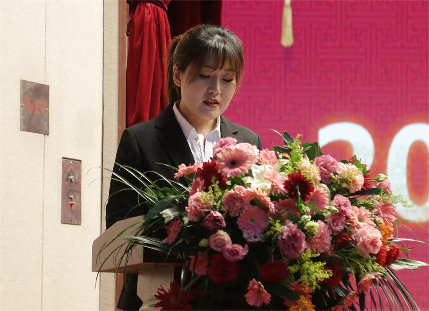集團副總、江蘇樹恩教育科技有限公司總經(jīng)理郭晏彤同志宣讀《關(guān)于2019年寶潤集團下達(dá)各校區(qū)招生計劃的意見》